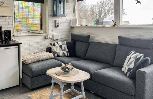 Grasten Apartment | Cozy Holiday Home in Gråsten with Ocean View & Breakfast