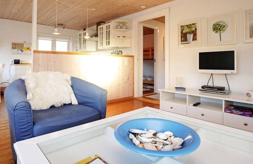 Vestero Havn House | Cozy Holiday Home for 4 in Læsø with Breakfast Included