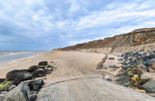 Nr. Lyngby Strand Apartment | Cozy 4-Person Holiday Home in Løkken with Pool Access