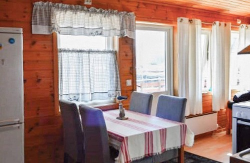 Vagsoy House | Cozy 4-Person Holiday Home with Oceanfront Views in MÅLØY