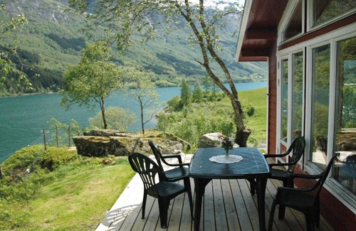 Olden House | Cozy 4-Person Holiday Home in Olden with Breakfast Included