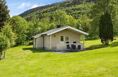 Stryn House | Ideal Family Retreat: 4-Person Holiday Home in Utvik