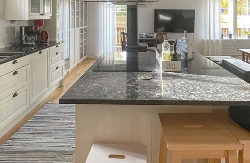 Henan House | Charming Oceanfront Holiday Home in Henån for 4 Guests