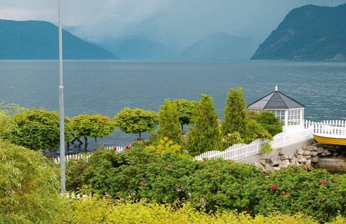Leikanger Municipality Apartment | Ideal 4-Person Holiday Home in Leikanger with Ocean View