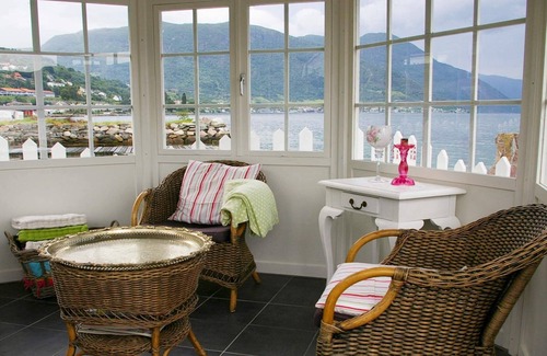 Leikanger Municipality Apartment | Ideal 4-Person Holiday Home in Leikanger with Ocean View