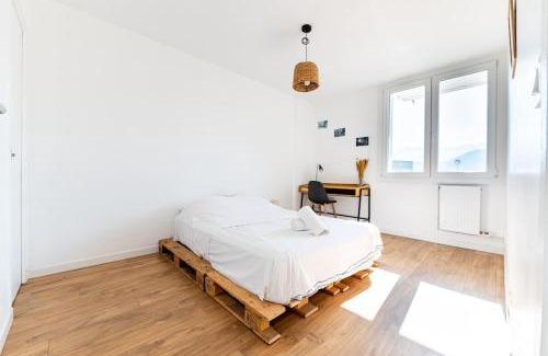 Secteur 3 Apartment | Comfortable Retreat for 4 with Balcony and Fiber Internet