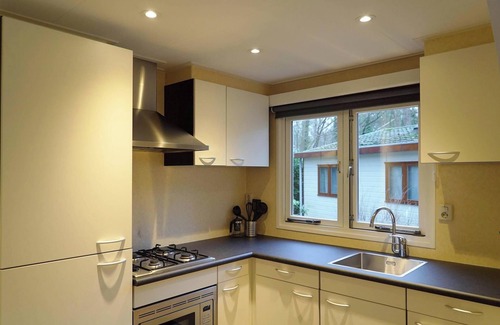 Beekbergen-Zuid House | Cozy 2-Bedroom Chalet with Terrace for Family Getaways