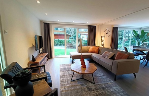 Beekbergen-Zuid House | Cozy 2-Bedroom Chalet with Terrace for Family Getaways