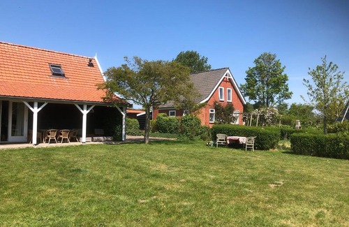 Sint Maartensdijk House | Cozy 4-Person Holiday Home at De Zeeuwse Dijk Tholen