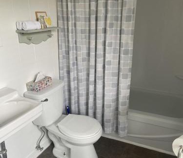 Chicoutimi Apartment | Family-Friendly 4-Piece Retreat with Tennis & Ocean Views