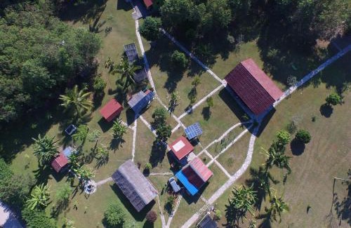 East Manggarai Bed & Breakfast | Discover 4 Pohon - Les 4 Arbres with Private Beach Access