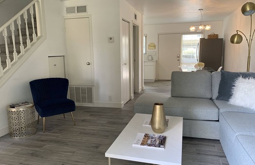 South Scottsdale House | Premier Poolside Townhouse in Scottsdale with Spa & Breakfast