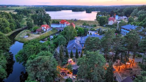 Kolbudy Resort | Experience Comfort at 4 Pory Roku with Pool & Dining