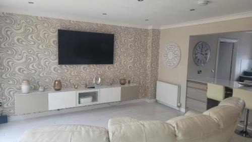 Perth Apartment | Discover 3 Cozy Bedrooms with Free Parking & Child-Friendly Amenities