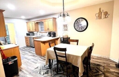 Ozark House | Ideal Stay with 4 Queen Beds Near Lamberts Cafe