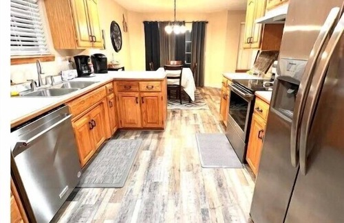Ozark House | Ideal Stay with 4 Queen Beds Near Lamberts Cafe