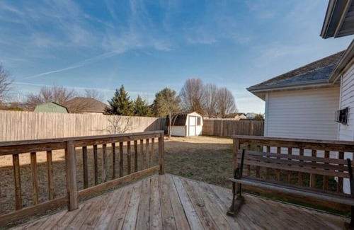 Ozark House | Ideal Stay with 4 Queen Beds Near Lamberts Cafe