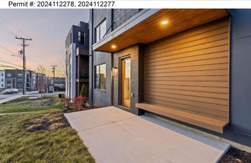 Hurwood Heights House | 4 Rooftop Decks 4 Hot Tubs Game Rooms & Sauna