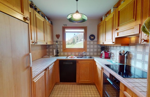 Champfer Apartment | Spacious 4-Room Apartment with Lake View & Kitchen Access