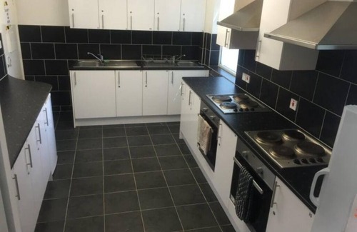 Faversham House | Cozy Homestay with 4 Rooms and Kitchen Amenities