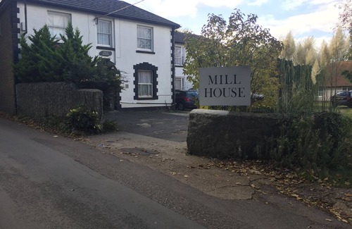 Faversham House | Cozy Homestay with 4 Rooms and Kitchen Amenities