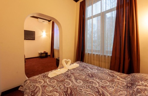 Airport District Hotel | Comfortable Stay at 4 Rooms Hotel with Breakfast & Hot Tub