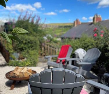 Pontsticill House | BBQ Hut: Cozy Retreat with Valley Views and Pet-Friendly Perks