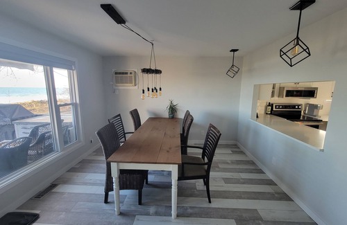 Leamington Cottage | (4 season) Lake, hot tub, beaches and family fun