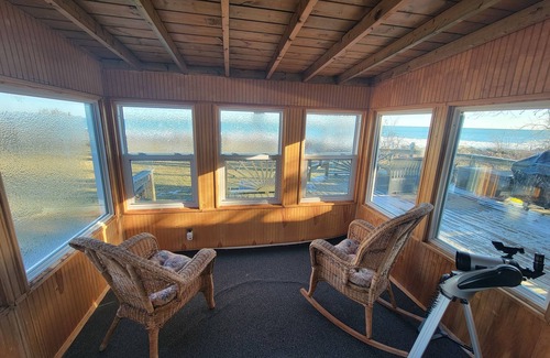 Leamington Cottage | (4 season) Lake, hot tub, beaches and family fun