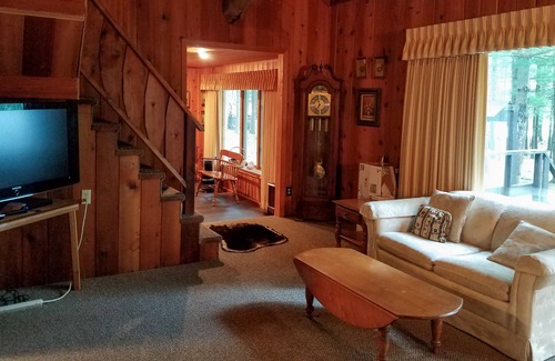 Hillman Cottage | 4 Seasons, Charming Lakefront Cottage on Ess Lake