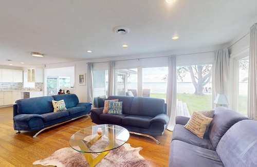 Virginia Cottage | Scenic 4 Seasons Lake Front Cottage with Spa and Hot Tub