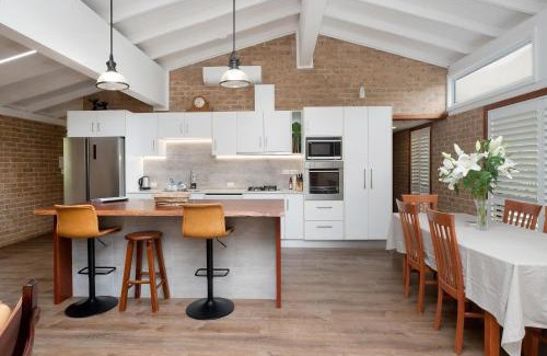 Port Macquarie House | Inviting Stay at 4 Shelly Beach Road with Breakfast Included