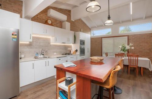 Port Macquarie House | Inviting Stay at 4 Shelly Beach Road with Breakfast Included