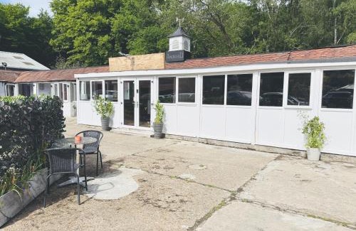 Epping Hotel | Cozy 4 Sisters Inn: Family-Friendly Stay with Great Reviews