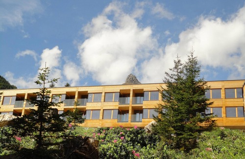 Großdorf Ski Chalet | Cozy 4-Star Apartment Steps from the Piste with Breakfast