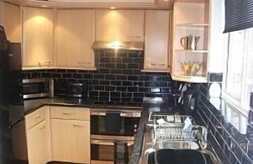 Shawlands Apartment | Elegant Boswell One-Bedroom Apartment with Pool and Wifi