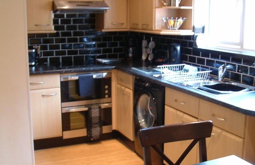 Shawlands Apartment | Elegant Boswell One-Bedroom Apartment with Pool and Wifi