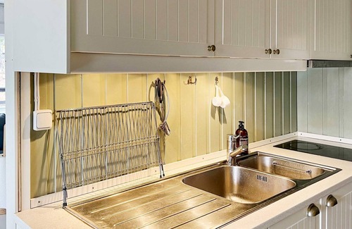 Vato House | Comfortable 4-Star Holiday Home in VäTö with Breakfast