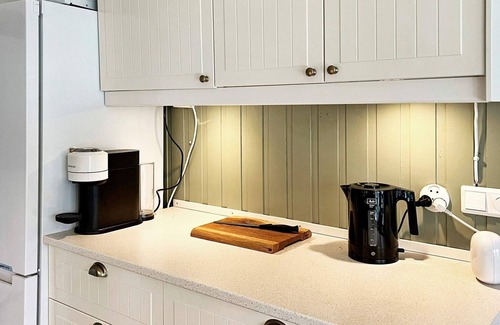 Vato House | Comfortable 4-Star Holiday Home in VäTö with Breakfast