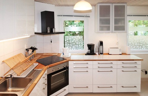 Harplinge House | Cozy 4-Star Holiday Home in Harplinge with Kitchen & Breakfast