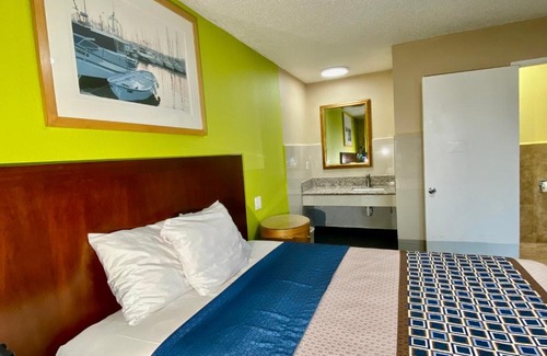 Los Angeles Hotel | Budget-Friendly 4 Star Motel with Family Amenities