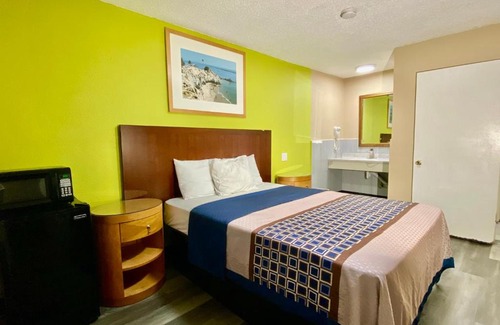 Los Angeles Hotel | Budget-Friendly 4 Star Motel with Family Amenities