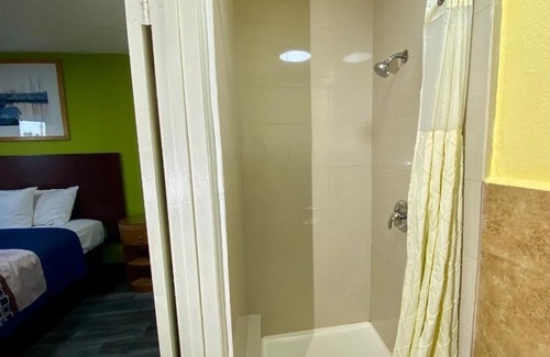 Los Angeles Hotel | Budget-Friendly 4 Star Motel with Family Amenities