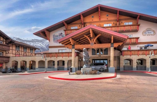 Zermatt House | Indulgent Zermatt Resort King Suite Near Park City & Spa