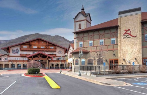 Zermatt House | Indulgent Zermatt Resort King Suite Near Park City & Spa