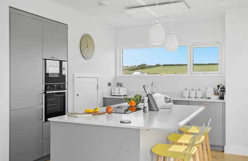North Buckland Cottage | Relaxing Getaway at The Vista: Eco-Friendly with Pool