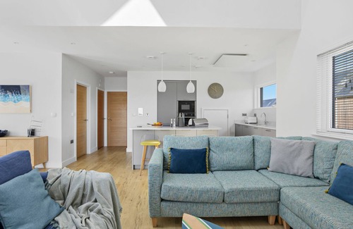 North Buckland Cottage | Relaxing Getaway at The Vista: Eco-Friendly with Pool
