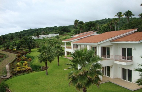 Santa Cruz House | Relaxing Villa with Pool & Spa Near Private Beach Retreat