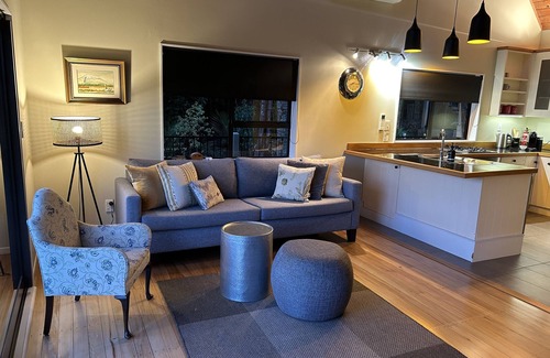 Onetangi Cottage | Relaxing Oceanfront Retreat with Spa Pool & 9.8 Rating