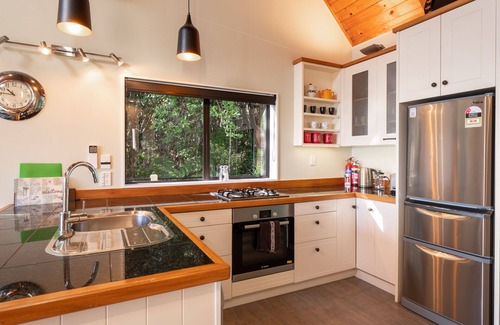Onetangi Cottage | Relaxing Oceanfront Retreat with Spa Pool & 9.8 Rating